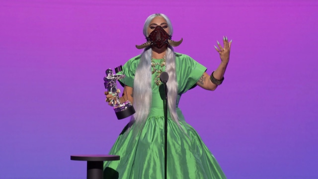 Gaya Nyentrik Selebriti di Ajang MTV VMA 2020, Lady Gaga Ganti Baju 9 Kali (15246)