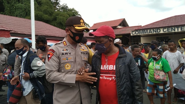 Kapolres Sorkot saat berpelukan dengan Edo Kondologit, di halaman Mako Polres Sorkot, foto : Yanti