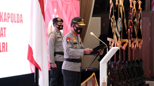 Kapolri Jenderal Pol Idham Azis (kanan) saat upacara kenaikan pangkat perwira tinggi (Pati) Polri di Rupatama Mabes Polri. Foto: Dok. Polri
