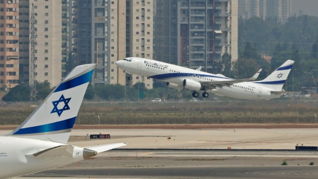 Pesawat El Al, penerbangan komersial perdana pesawat Israel ke Abu Dhabi di Bandara Ben Gurion, Tel Aviv, Israel.   Foto: JACK GUEZ / AFP