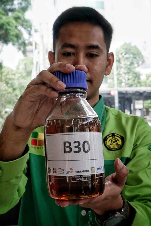Bahan bakar Biodiesel B30 yang diuji coba di Kementerian ESDM, Kamis (13/6). Foto: Jamal Ramadhan/kumparan