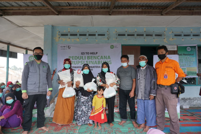 IZI Bagikan Paket Logistik dan Medis Kepada Korban Erupsi Sinabung (69241)