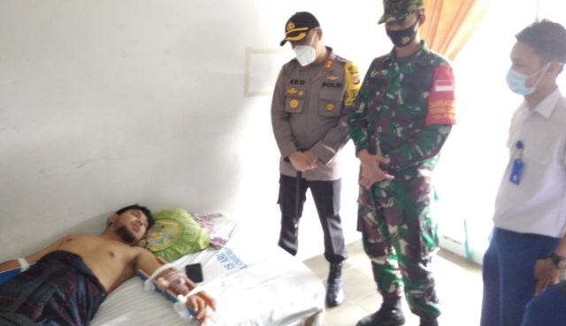 Kapolres Lhokseumawe AKBP Eko Hartanto dan Dandim 0103/Aceh Utara Letkol Arm Oke Kistiyanto saat menjenguk korban di RS Arun Lhokseumawe, Aceh. Foto: Dok. Polres Lhokseumawe