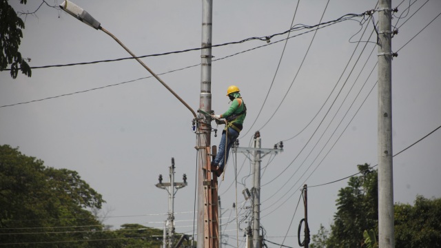 Petugas PLN melakukan perbaikan jaringan listrik di Jalan Ir.Juanda, Solo, Jawa Tengah,Senin (31/8/2020). Foto: Maulana Surya/ANTARA FOTO