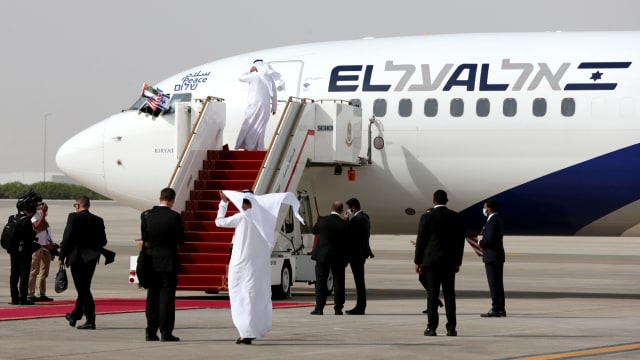 Pesawat maskapai penerbangan Israel El Al yang membawa delegasi Israel dan AS mendarat di Bandara Internasional Abu Dhabi, di Abu Dhabi, Uni Emirat Arab, (31/8). Foto: Christopher Pike/REUTERS