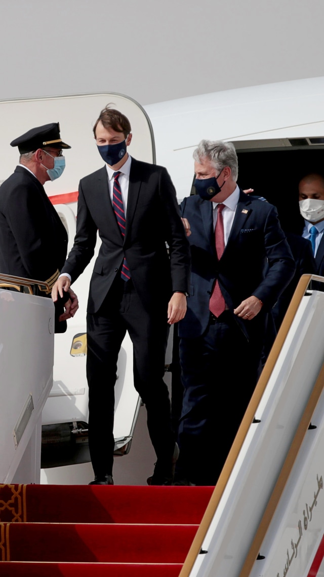 Penasihat Keamanan Nasional A.S. Robert O'Brien dan penasihat senior Presiden AS Jared Kushner turun dari pesawat usai mendarat di Bandara Internasional Abu Dhabi, di Abu Dhabi, Uni Emirat Arab, (31/8). Foto: Christopher Pike/REUTERS