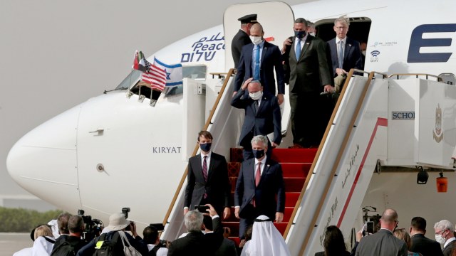 Penasihat senior Presiden AS Jared Kushner, Penasihat Keamanan Nasional AS Robert O'Brien dan Penasihat Keamanan Nasional Israel Meir Ben-Shabbat turun dari pesawat di Bandara Internasional Abu Dhabi, di Abu Dhabi, Uni Emirat Arab, (31/8). Foto: Christopher Pike/REUTERS