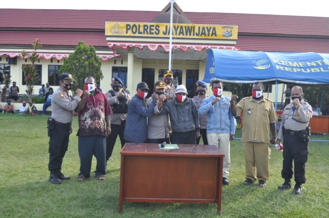 Kesepakatan pembayaran denda adat di Wamena yang dilakukan di Polres Jayawijaya. (Dok Polda Papua)