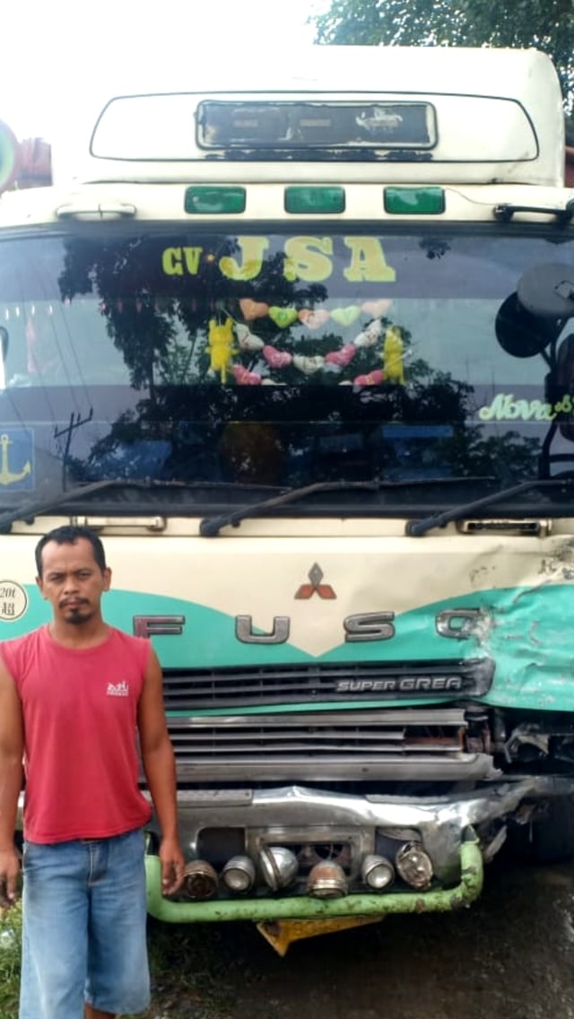 Truk Tronton yang ditabrak mobil Sigra di Kabupaten Serdang Bedagai, Sumatera Utara. Foto: Dok. Istimewa