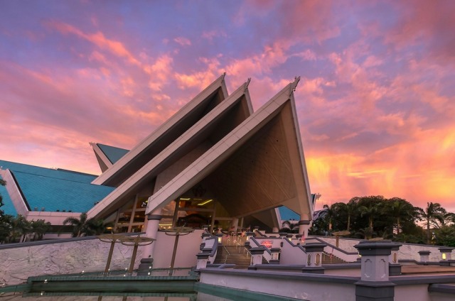 Istana Budaya di senja hari. Istana Budaya menjadi panggung teater dengan perlengkapan tercanggih pertama di Asia yang bisa disejajarkan dengan Royal Albert Hall  di Inggris. Sumber: istanabudaya.gov.my