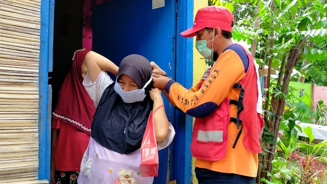 Palang Merah Indonesia (PMI) mensosialisasikan penggunaan masker untuk mencegah penularan virus corona. Foto: PMI