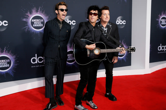 Lirik Lagu Wake Me Up When September Ends Green Day Kumparan Com Anak kecil tidak bisa bertahan. lirik lagu wake me up when september