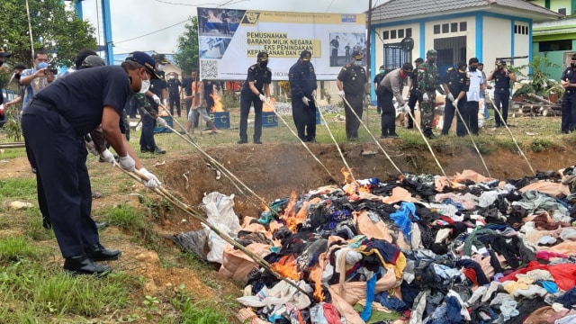 Pemusnahan pakaian bekas dan rokok ilegal di Entikong. Foto: Dok A Alfian