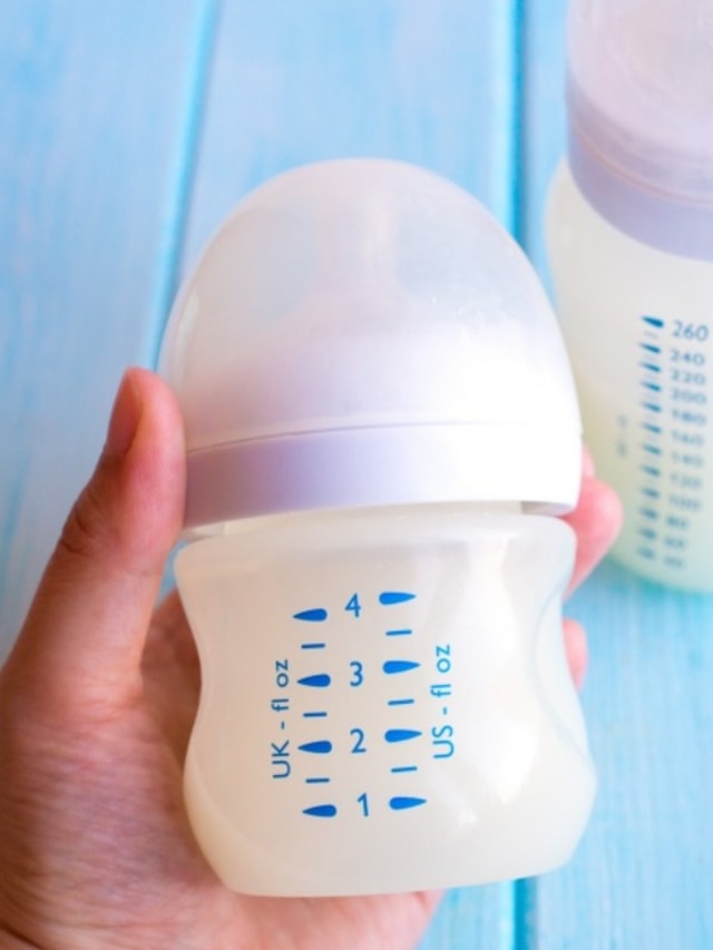Beri Bayi Susu Formula, Lebih Baik dengan Botol Plastik atau Kaca? Foto: Shutterstock