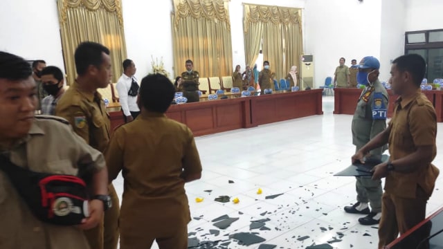 Pecahkan Kaca Meja, Ketua DPRD Tolitoli Nyaris Adu Jotos dengan Kepala BKD (3066)