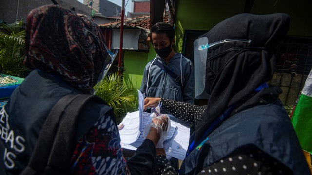 Petugas Badan Pusat Statistik (BPS) melakukan sensus penduduk secara langsung ke permukiman warga di Kebon Bawang, Tanjung Priok, Jakarta, Selasa (1/9). Foto: Aditya Pradana Putra/ANTARA FOTO