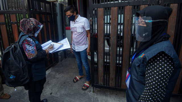 Petugas Badan Pusat Statistik (BPS) melakukan sensus penduduk secara langsung ke permukiman warga di Kebon Bawang, Tanjung Priok, Jakarta, Selasa (1/9).  Foto: Aditya Pradana Putra/ANTARA FOTO