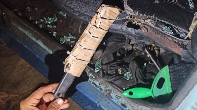 Polisi menunjukkan barang bukti yang digunakan pelaku begal di Tol Kemayoran. Foto: Instagram/@tmcpoldametro