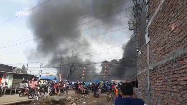 Gudang Elektronik Polytron PT Hartono Istana Teknologi di Demak Terbakar (122370)