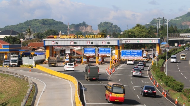 Gerbang tol Pasteur di ruas tol Padaleunyi. Foto: Jasa Marga