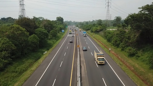 Truk logistik dan angkutan barang melintas di ruas Tol Cipularang.  Foto: Jasa Marga