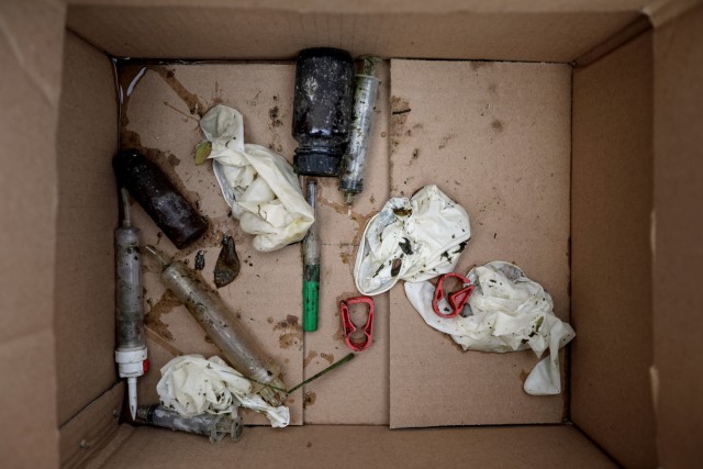 Sampah medis yang dikumpulkan dari sungai Cisadane terlihat di dalam kardus di Tangerang, Banten. Foto: WILLY KURNIAWAN/REUTERS