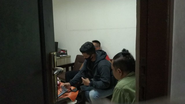 Tampak senpi milik Pratu E langsung diambil dan diamankan, serta pelurunya langsung dikeluarkan, foto : Yanti
