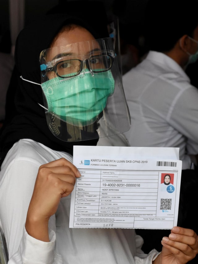 Seorang peserta menunjukkan kartu ujian Seleksi Kompetensi Bidang Calon Pegawai Negeri Sipil (SKB CPNS) di Gedung Badan Kepegawaian Nasional, Jakarta, Selasa (1/9). Foto: Indrianto Eko Suwarso/ANTARA FOTO