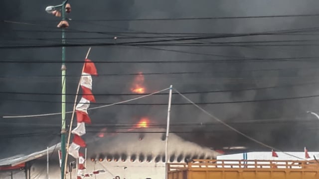 Kebakaran gudang Polytron PT Hartono di Demak yang tak kunjung padam. Foto: Dok Istimewa