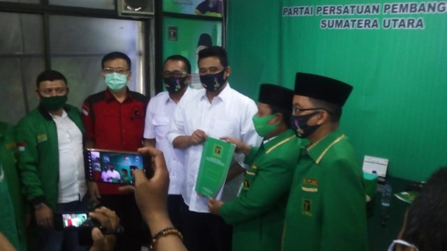PPP saat menyerahkan surat rekomendasi dukungan di Pilkada Medan kepada Bobby Nasution dan Aulia Rahman. Foto: Rahmat Utomo/kumparan