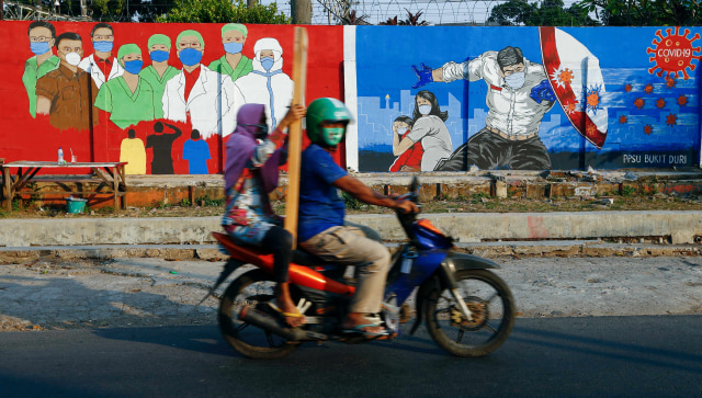 Mural yang berisi pesan waspada penyebaran virus Corona di kawasan Tebet, Jakarta. Foto: Ajeng Dinar Ulfiana/Reuters