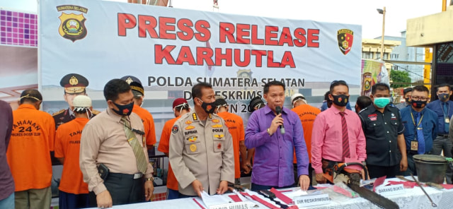 Jajaran petugas Polda Sumsel saat menyampaikan press release pelaku pembakaran hutan dan lahan di Sumsel. (foto: istimewa)