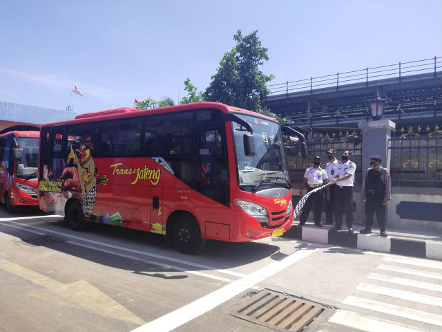 Dinas Perhubungan Jawa Tengah meluncurkan Bus Trans Jateng yang beroperasi dari Terminal Tipe A Tirtonadi hingga Sangiran (Sragen) pulang pergi