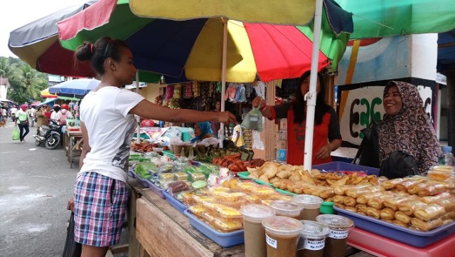 Penjual kue musiman di Paldam, Kota Jayapura. (Bumipapua.com/Qadri Pratiwi)