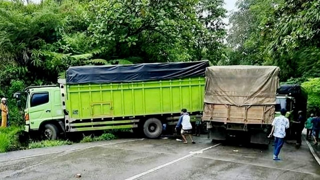 Kecelakaan beruntun yang melibatkan empat truk di Sitinjau Lauik (Foto: FB Info Salingka Solok Raya)