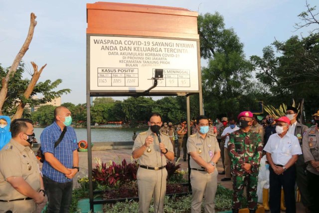 Gubernur Provinsi DKI Jakarta, Jakarta Anies Baswedan, bersama Wakil Gubernur, Ahmad Riza Patria, tinjau Tugu Peringatan COVID-19 Sunter Jaya. Foto: PPID Jakarta