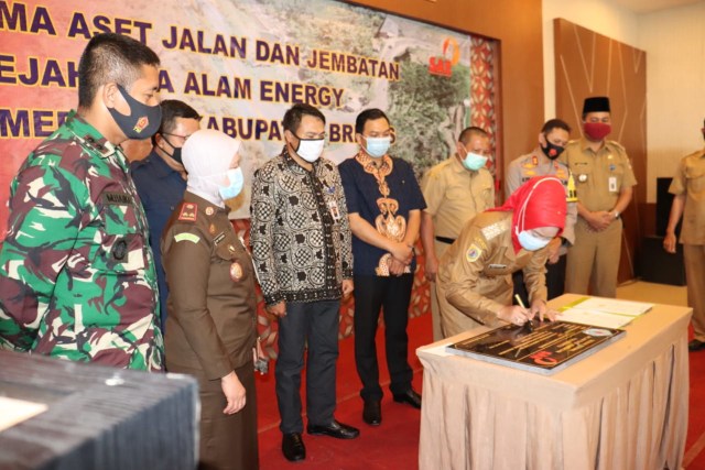 Bupati Brebes Idza Priyanti menandatangani berita acara serah terima aset dari PT SAE. (Foto: Dok. Humas Pemkab Brebes)