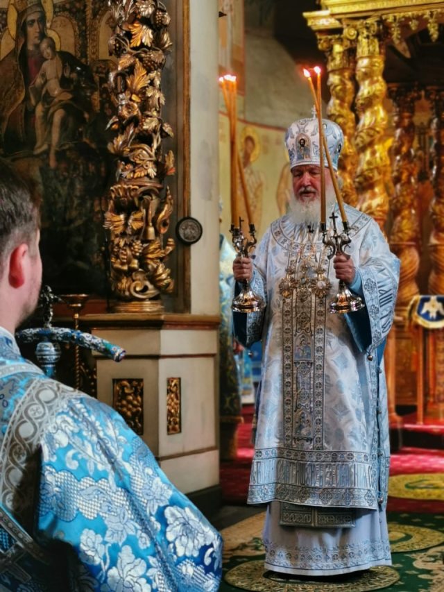 Patriarch Kirill memimpin upacara keagamaan.