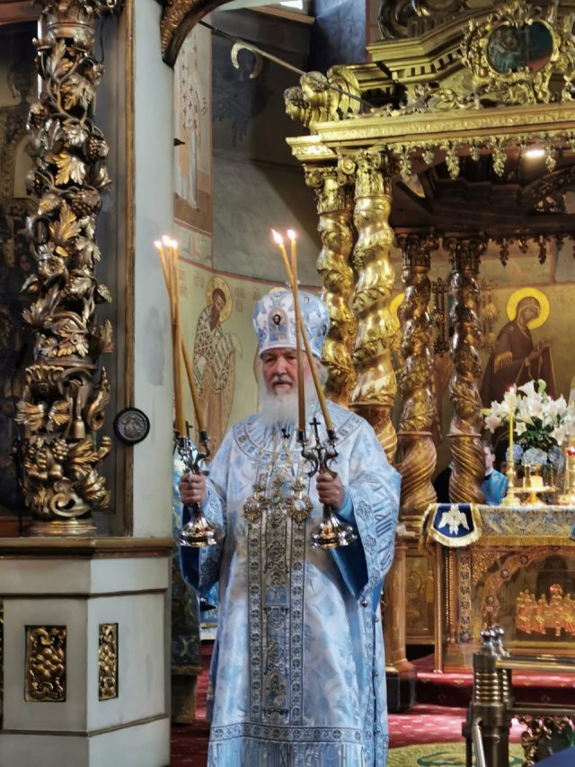 Patriarch Kirill memimpin upacara keagamaan.