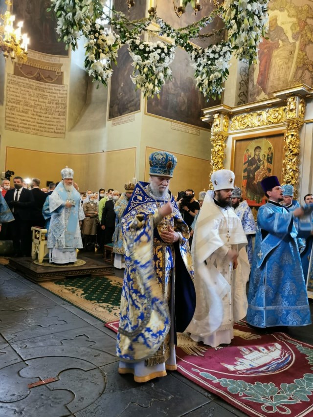 Patriarch Kirill memimpin upacara keagamaan.