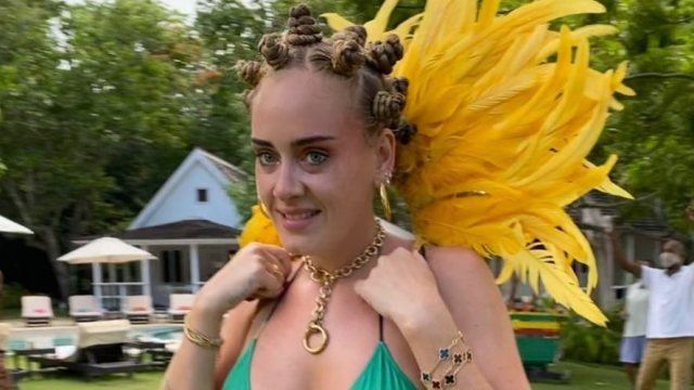 Tampil dengan Bantu Knot dan Bikini Bendera Jamaika, Adele Tuai Kontroversi (24439)