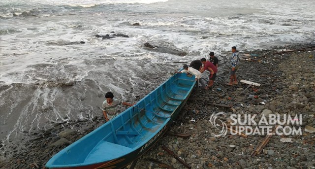 Perahu nelayan yang terdampar di sekitar karang pantai Karanghawu sesaat setelah di evakusi warga dan nelayan sekitar, Rabu (2/8/2020). | Sumber Foto:ISTIMEWA