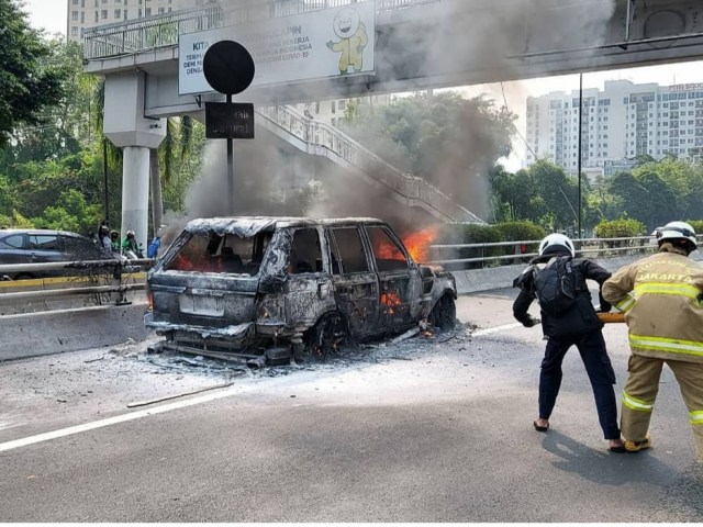 Range Rover terbakar di tol Cawang. Foto: dok. TMC Polda Metro Jaya