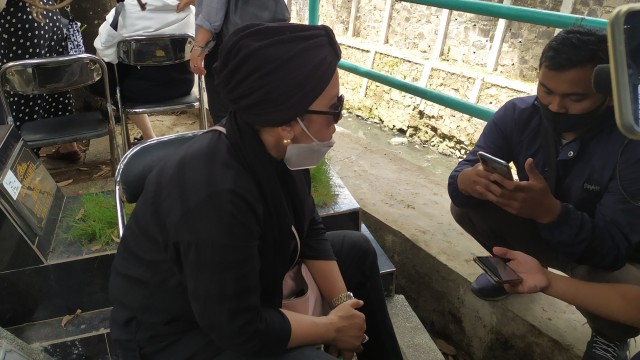Kakak almarhum Tri Nugraha, Dewi Anggraini, di TPU Cikutra, Kota Bandung, Jawa Barat, Rabu (2/9). Foto: Rachmadi Rasyad/kumparan