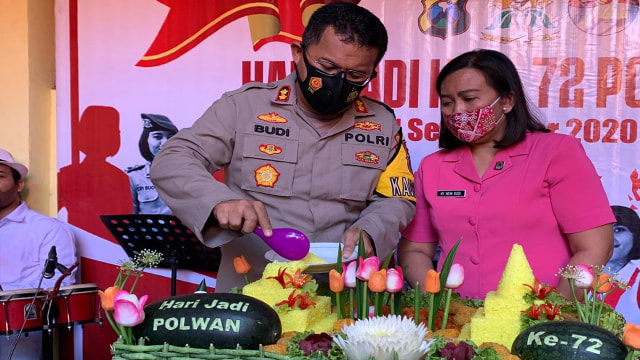 Kapolres Bojonegoro, AKBP M Budi Hendrawan SIK MH didampingi Ketua Bhayangkari Cabang Bojonegoro, Ny Neni Budi Hendrawan, saat melakukan pemotongan tumpeng. Rabu (02/09/2020)