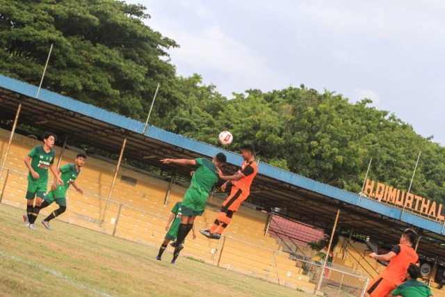 Gim internal Persiraja melawan Persiraja U-20 (kostum hijau) di Stadion H Dimurthala, Jumat (28/8). Foto: MO Persiraja