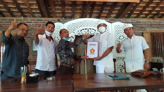 Ketua DPC Gerindra Badung Wayan Diesel Astawa saat menyerahkan rekomendasi untuk Diatmika - Muntra - ACH