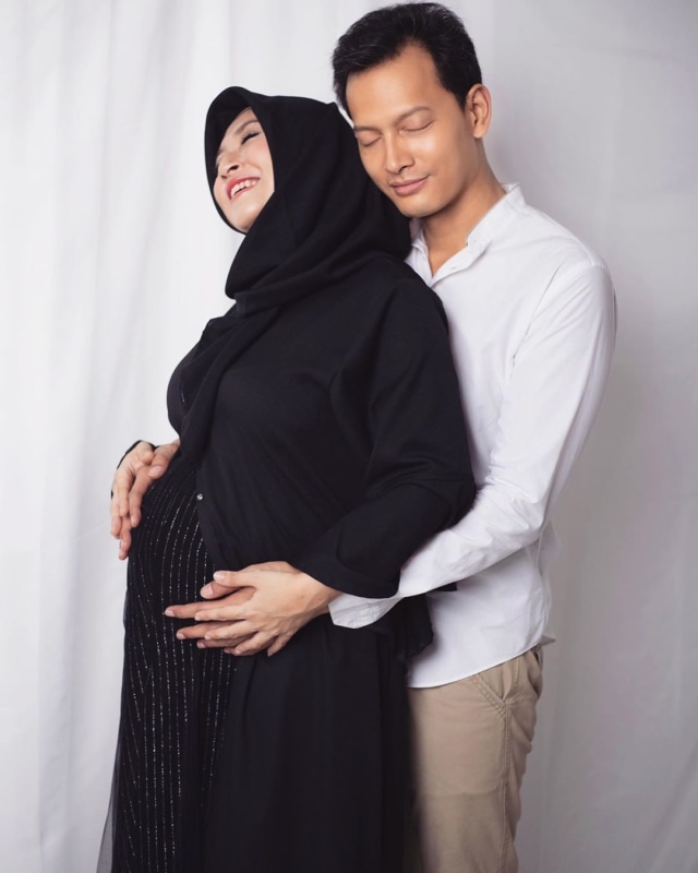 Fedi Nuril dan istri. Foto: Instagram/@calystavannyws