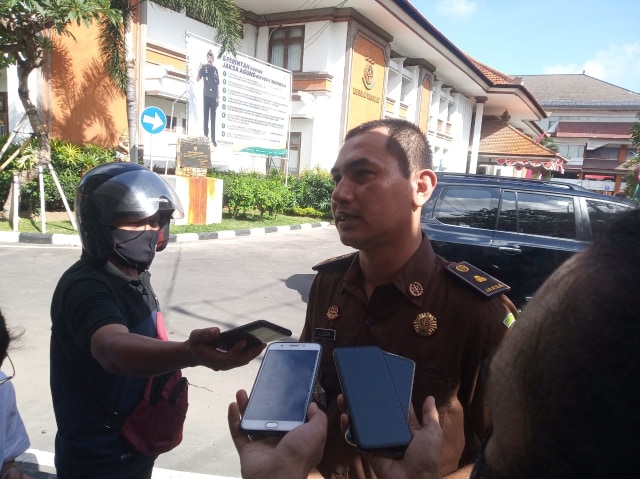 Kasi Penkum Kejati Bali A Luga Harluanto saat diwawancarai wartawan - WIB
