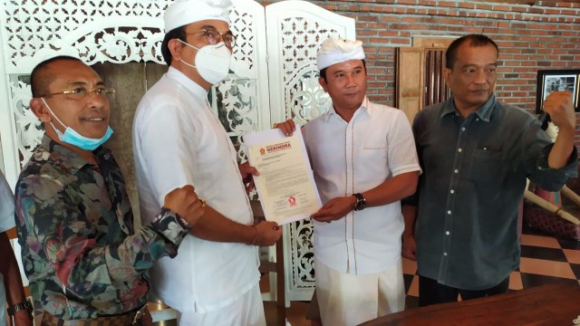 Wayan Muntra (2 dari kanan) saat menerima rekomendasi Gerindra - ACH